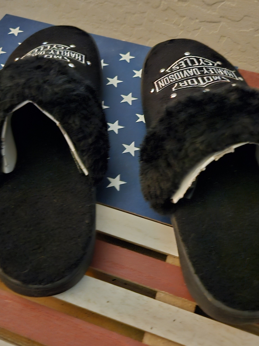 Harley-Davidson Black Faux-Fur Logo Slip-On Slippers with Silver Studs - Picture 3 of 4